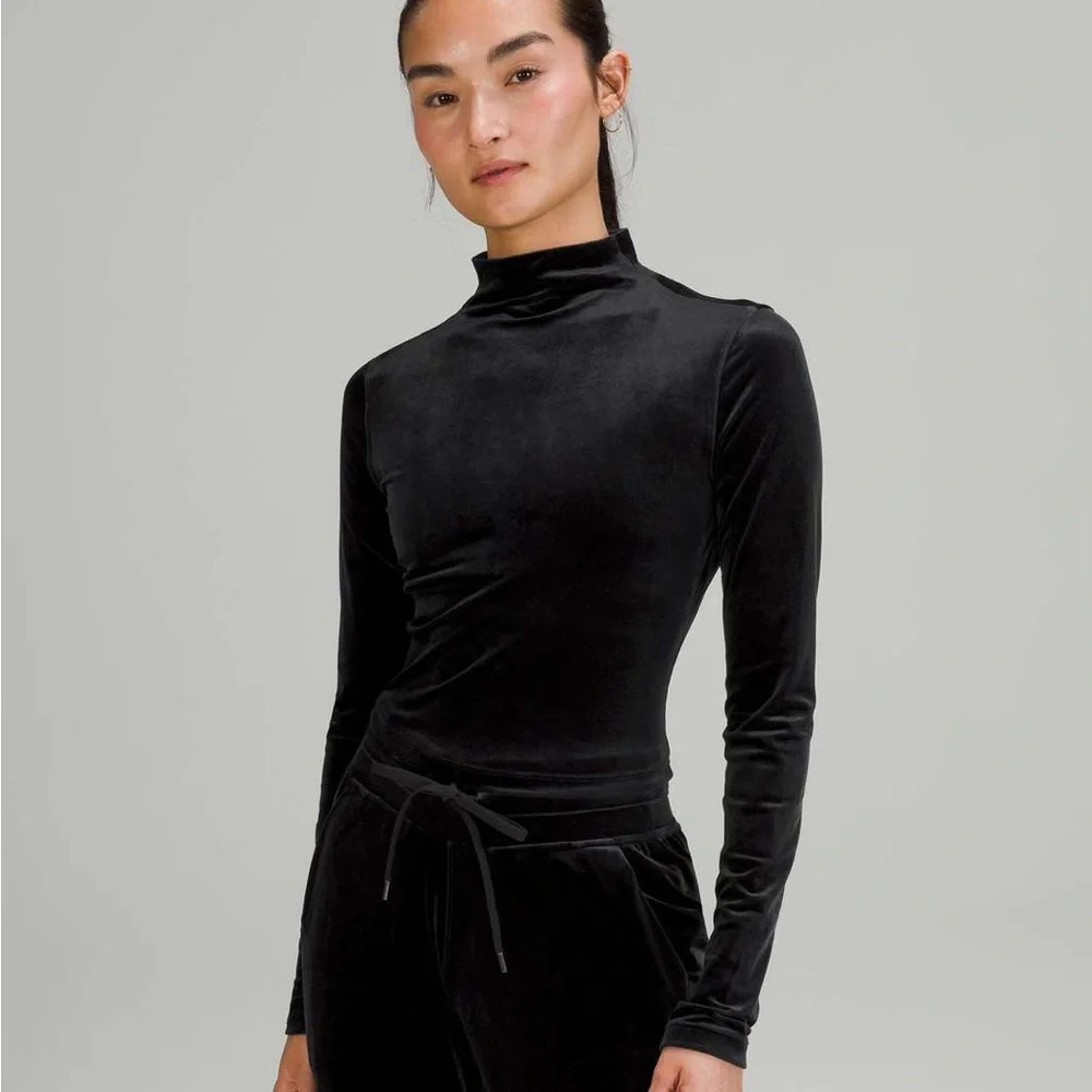 Lululemon Rare Aligned Mock Neck Long Sleeve Crushed Velvet
Black Size:6